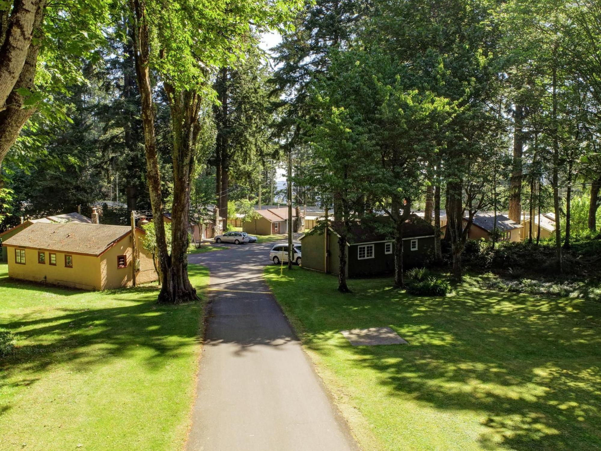 Malahat Bungalows Motel Exterior photo